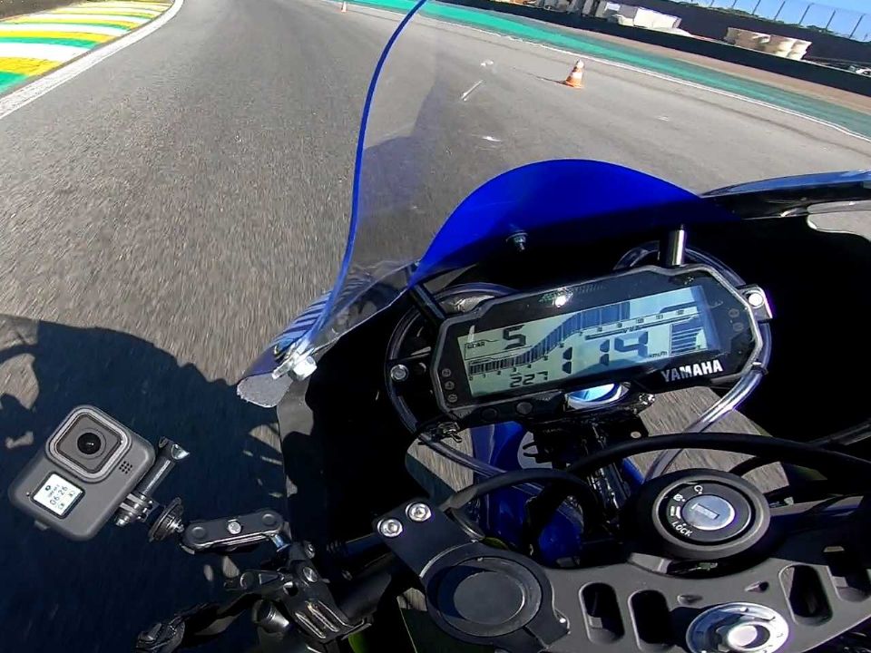 Yamaha R15 na pista de Interlagos